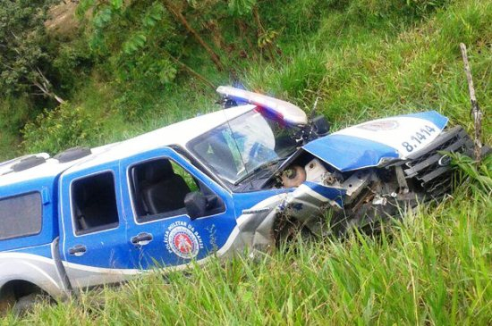 Durante perseguição policial viatura bate de frente com um Palio e deixa uma pessoa morta