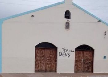 Pichação em capela chama Deus de ‘traveco’