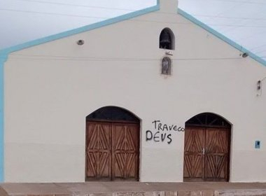 Pichação em capela chama Deus de ‘traveco’