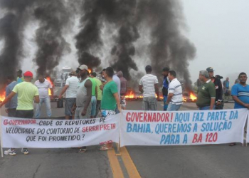 Moradores bloqueiam BA-052 para reivindicar recuperação de estrada e instalação de quebra-molas