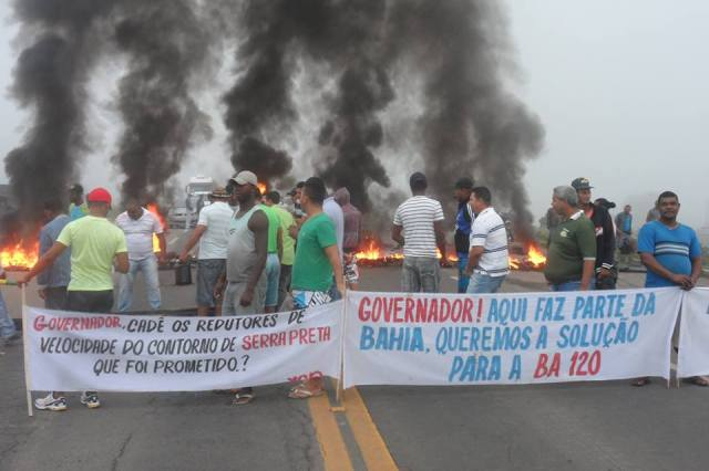 Moradores bloqueiam BA-052 para reivindicar recuperação de estrada e instalação de quebra-molas