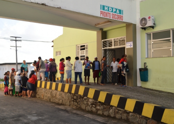 Com fortes dores e cansada de procurar atendimento, mulher deita sobre rampa de hospital