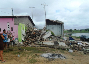 Caminhão de distribuidora de bebidas desgovernado destrói residência e deixa feridos em Candeal