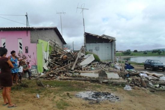 Caminhão de distribuidora de bebidas desgovernado destrói residência e deixa feridos em Candeal