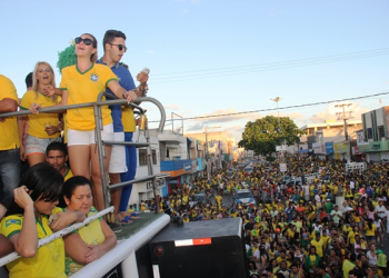 Depois de sofrer com classificação dramática coiteense vai às ruas comemorar com a banda Fabilu