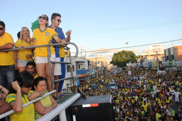 Depois de sofrer com classificação dramática coiteense vai às ruas comemorar com a banda Fabilu