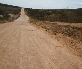 Motociclista morre após colidir contra poste; homem seria foragido da Justiça