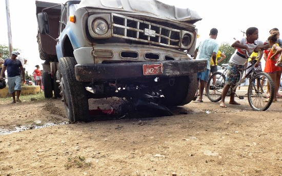 Motociclista morre ao colidir veículo com caçamba em Riachão do Jacuípe