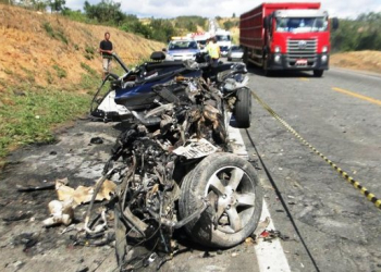 Colisão entre carro de passeio e caminhão deixa dois mortos na BR 116