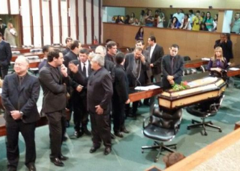 Oposição leva caixão à Assembleia em protesto a eleição para o TCE