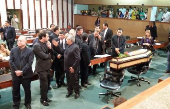Oposição leva caixão à Assembleia em protesto a eleição para o TCE