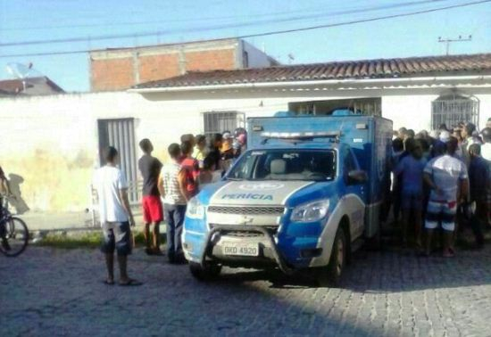 Corpo de aposentado é encontrado carbonizado dentro de casa no Centro de Cansanção