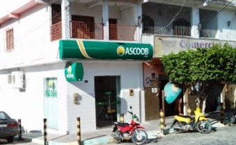 Homens armados fazem cliente refén e tentam assaltar cooperativa de crédito em Barrocas