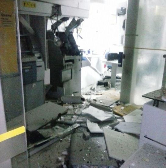 Ribeira do Amparo foi destruída mas dinheiro não foi levado.