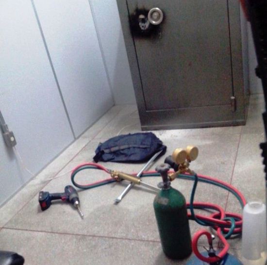 O cofre já estava sendo perfurado.