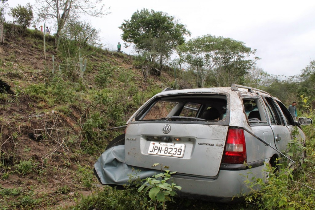 carro desgovernado cai em ribanceira-2
