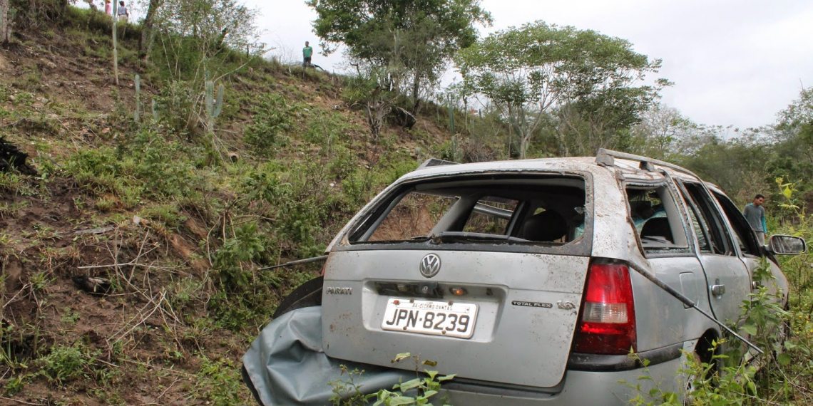 Serrinha – Três pessoas ficam feridas depois de carro descer ribanceira na BR 116