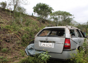 Serrinha – Três pessoas ficam feridas depois de carro descer ribanceira na BR 116