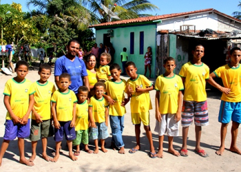 Repercussão da reportagem sobre casal que tem 12 filhos homens com nomes iniciado com a letra R, atrai equipes de TV