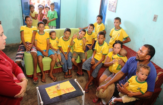 Repercussão da reportagem sobre casal que tem 12 filhos homens com nomes iniciado com a letra R, atrai equipes de TV