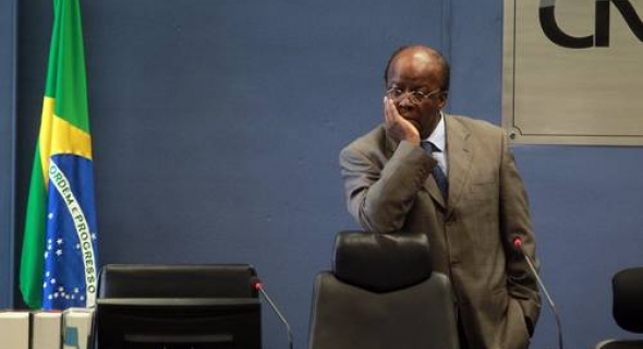 Joaquim Barbosa renuncia à relatoria do processo do mensalão