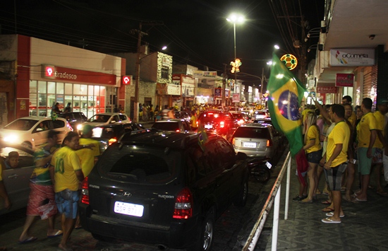 A prefeitura ornamentou o centro comercial que faz lembrar a micareta.
