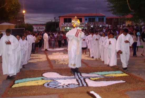 Missa e Procissão marcam o Dia de Corpus Christi em Queimadas