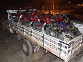 Veículos apreendidos no local