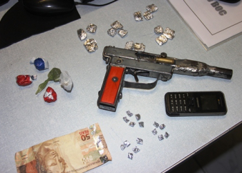Polícia apresenta dois adolescentes de 14 e 16 anos com arma atesanal e droga
