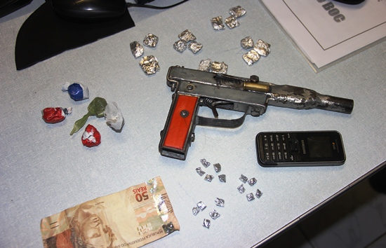 Polícia apresenta dois adolescentes de 14 e 16 anos com arma atesanal e droga