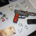Polícia apresenta dois adolescentes de 14 e 16 anos com arma atesanal e droga