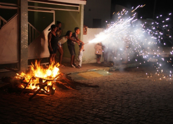 Familias coiteenses mantêm tradição da fogueira de São João