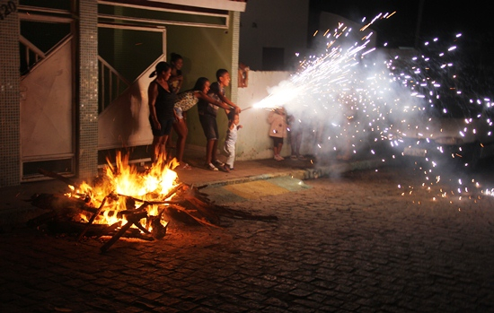 Familias coiteenses mantêm tradição da fogueira de São João