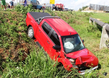 Colisão traseira entre Ford Ranger e Fiat Strada deixa médico ferido