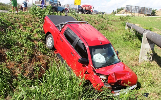 Colisão traseira entre Ford Ranger e Fiat Strada deixa médico ferido
