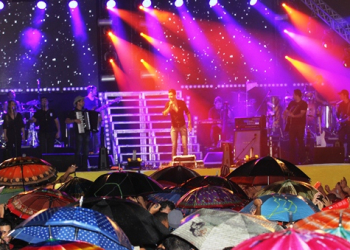 Multidão ignora chuva para curtir grande show de Gusttavo Lima em Euclides da Cunha