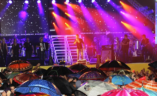 Multidão ignora chuva para curtir grande show de Gusttavo Lima em Euclides da Cunha