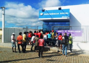 Trabalhadores Rurais de Ichu, Candeal e Tanquinho fazem protesto no INSS reivindicando o atendimento de Médico Perito