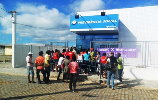 Trabalhadores Rurais de Ichu, Candeal e Tanquinho fazem protesto no INSS reivindicando o atendimento de Médico Perito
