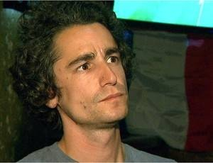 Primeiro dia no Brasil: jornalista francês estaciona carro e ao retornar encontra vidro quebrado, estepe e GPS furtado