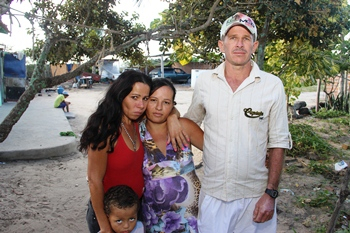 Irmãos da jovem mãe de 12 filhos fazem surpresa ao chegarem a sua residência