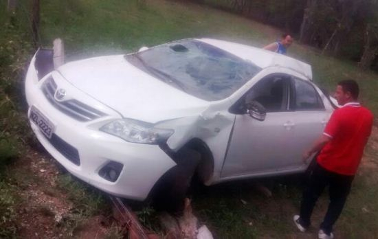 Capela do Alto Alegre – Médico tenta desviar de moto e capota veículo na BR 349