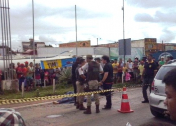 Motociclista morre ao colidir com carreta próximo a posto de combustível em Serrinha