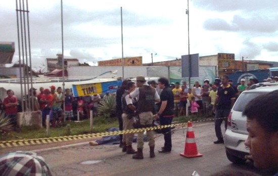 Motociclista morre ao colidir com carreta próximo a posto de combustível em Serrinha