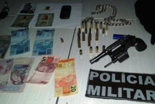 Revólver, munição  e dinheiro encontrados com a dupla.