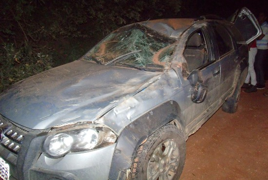 Fiat Palio capota, mata carona e deixa condutor ferido na cidade de Umburanas