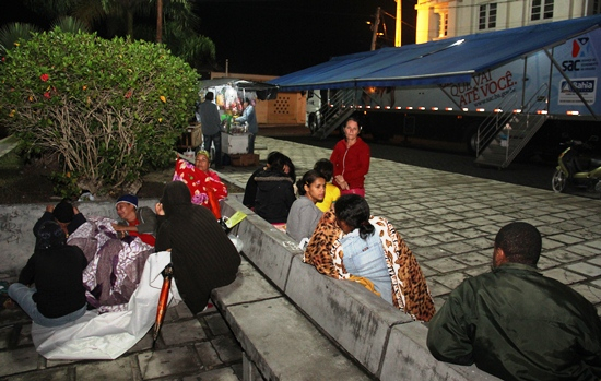 Coité – Dezenas de pessoas passam a noite no relento, a fim de pegar senha para fazer documentos no SAC  Móvel