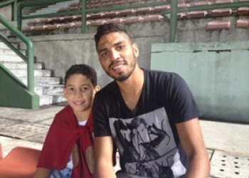 De folga no Brasileirão Wallace assiste amistoso entre Croácia x Austrália ao lado do filho Lucas