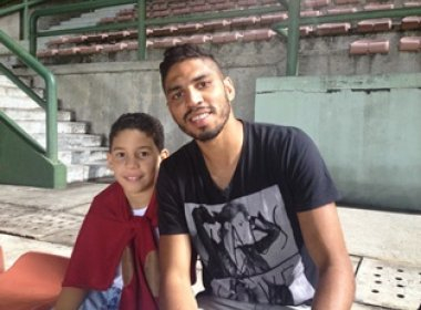 De folga no Brasileirão Wallace assiste amistoso entre Croácia x Austrália ao lado do filho Lucas