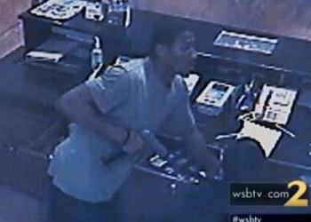 Ladrão percebe erro durante roubo a hotel e começa a chorar